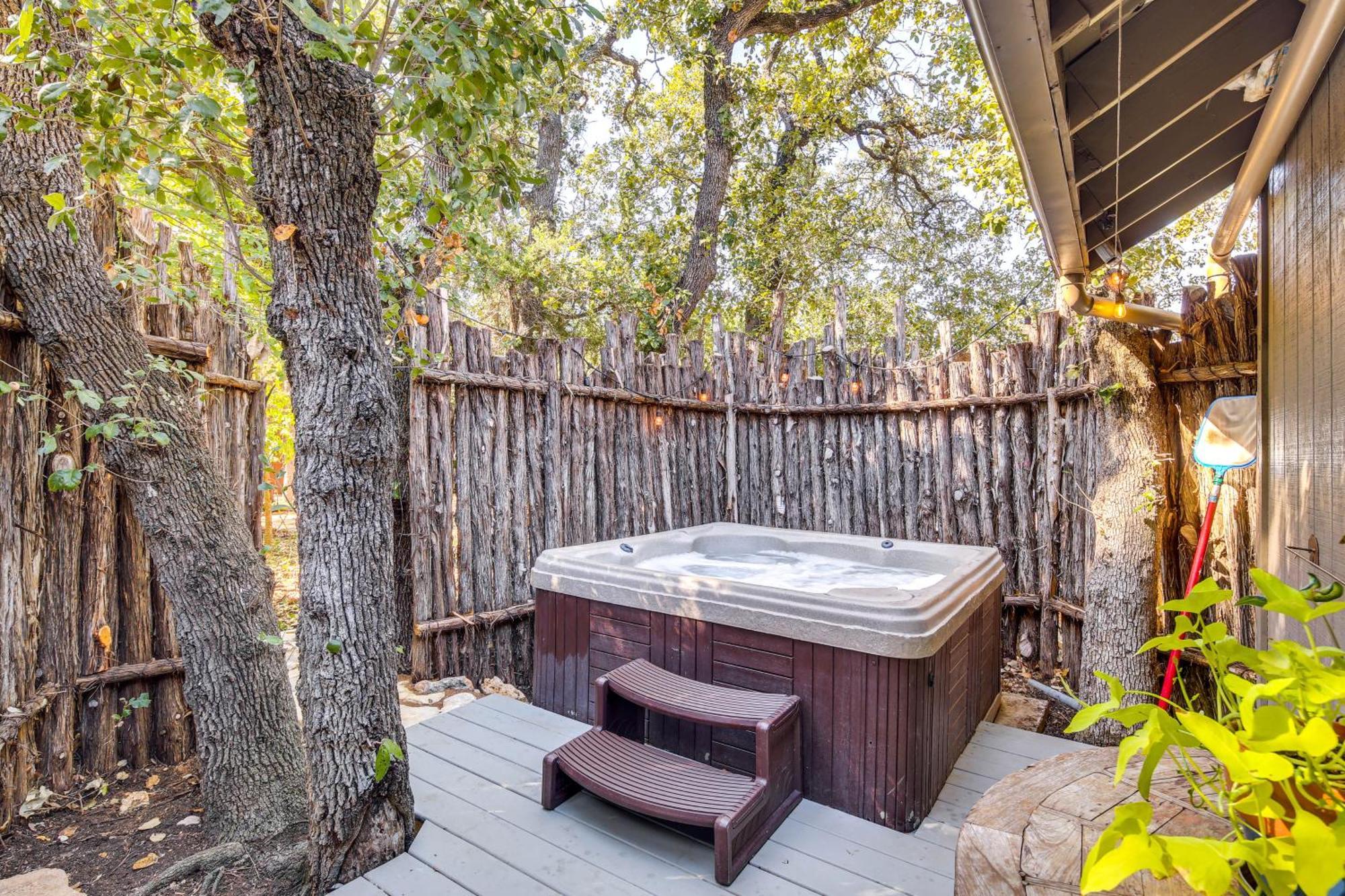 Pet-Friendly Wimberley Cabin With Fire Pit And Hot Tub Exterior foto